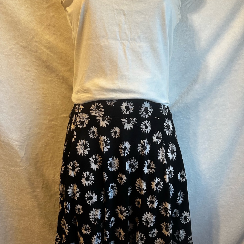 #1135 Floral Black Skirt Length 17 inches With zipper in‎ the back, Size Large